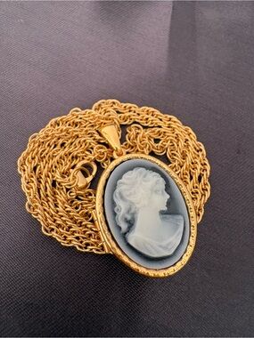 Gold Tone Cameo Pendant Necklace